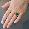 Pierścionek regulowany z owalnym Malachitem w młotkowanym srebrze złoconym