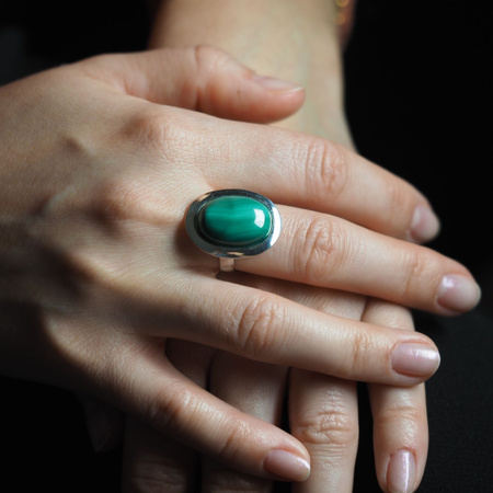 Pierścionek regulowany z owalnym Malachitem w srebrze.