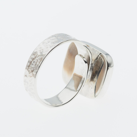 Pierścionek regulowany - Opal Różowy prostokąt w srebrze młotkowanym