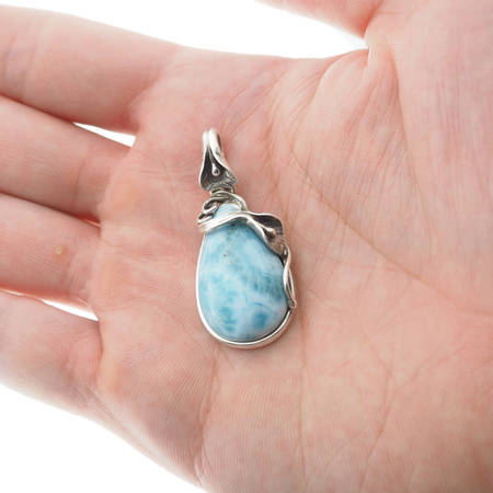 Zawieszka - larimar srebrze oksydowanym z liśćmi