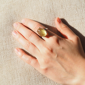 Pierścionek z owalnym Cytrynem w srebrze rodowanym.