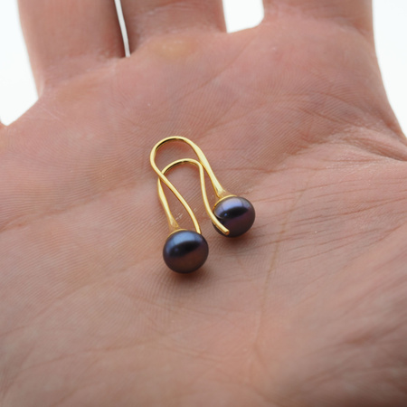 Kolczyki trąbki- fioletowe, okrągłe Perły w srebrze złoconym