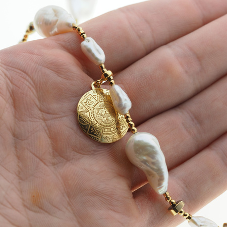 Naszyjnik z aztecką blaszką - Białe Perły hodowane i srebro złocone