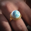 Pierścionek regulowany - okrągły Larimar w srebrze złoconym
