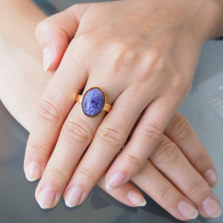 Pierścionek regulowany z Czaroitem w srebrze złoconym