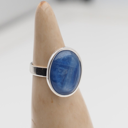 Pierścionek z owalnym Kyanitem w srebrze