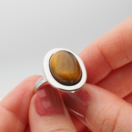 Pierścionek regulowany z owalnym Tygrysim Okiem w srebrze.