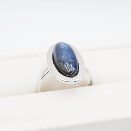 Pierścionek regulowany z owalnym Kyanitem w srebrze rodowanym.