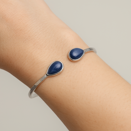 Bransoletka sztywna z Kyanitem w srebrze młotkowanym