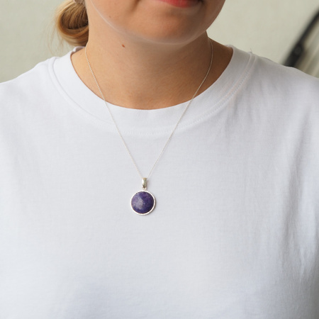 Zawieszka z okrągłym Czaroitem w srebrze młotkowanym