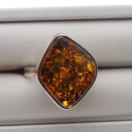 Pierścionek z Bursztynem Zielonym - romb w srebrze