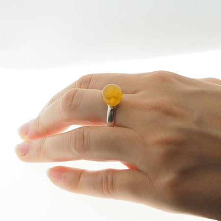 Pierścionek regulowany z Bursztynem Koniakowym - kulka w srebrze