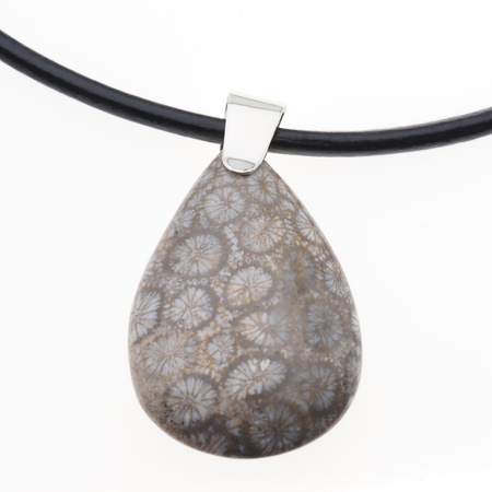 Naszyjnik - Koral łza na rzemieniu ze srebrnymi końcówkami