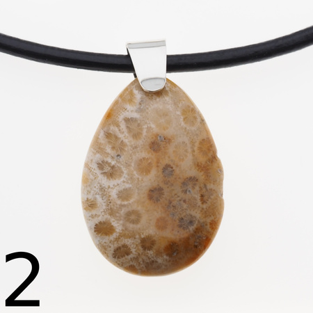 Naszyjnik - Koral łza na rzemieniu ze srebrnymi końcówkami