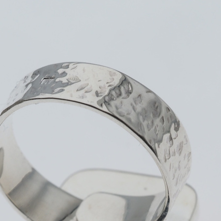 Pierścionek regulowany - Opal Różowy prostokąt w srebrze młotkowanym