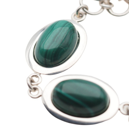 Bransoletka z owalnym malachitem w srebrze.