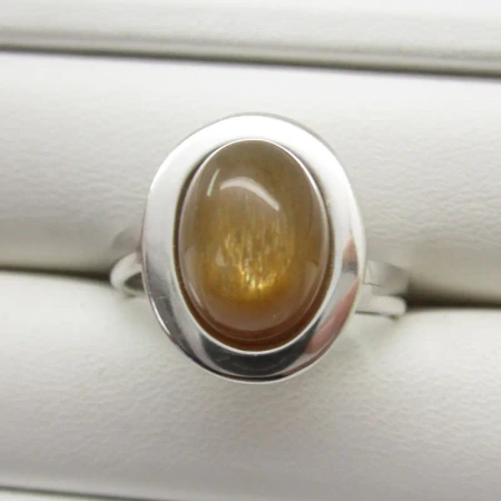 Pierścionek regulowany z owalnym Kamieniem Słonecznym w srebrze rodowanym.