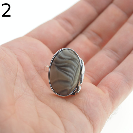 Srebrny pierścionek z Krzemieniem Pasiastym – srebro oksydowane 925, motyw liścia