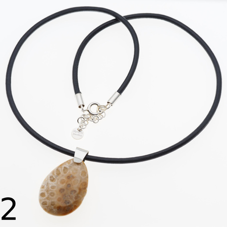 Naszyjnik - Koral łza na rzemieniu ze srebrnymi końcówkami