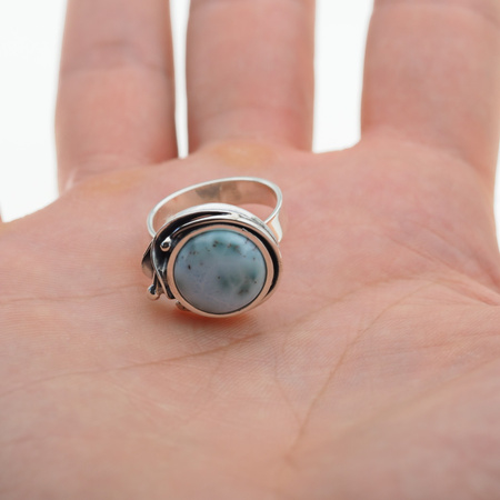 Pierścionek regulowany z okrąłym Larimarem w srebrze oksydowanym z liściem