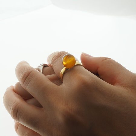 Pierścionek regulowany z Bursztynem Koniakowym - kulka w srebrze złoconym