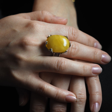 Pierścionek regulowany z mlecznym Bursztynem w srebrze oksydowanym