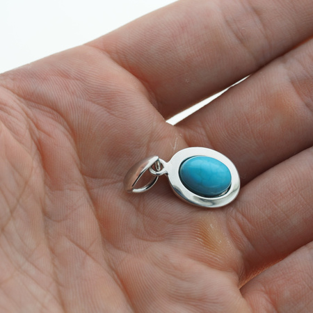 Zawieszka z owalnym Turkusem w srebrze rodowanym.