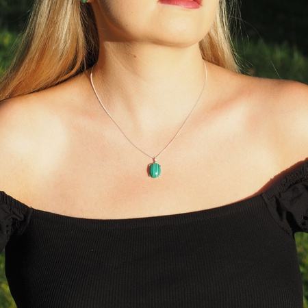 Zawieszka z owalnym malachitem w srebrze rodowanym