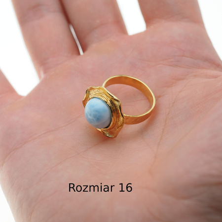 Pierścionek regulowany - okrągły Larimar w złoconym srebrze młotkowanym