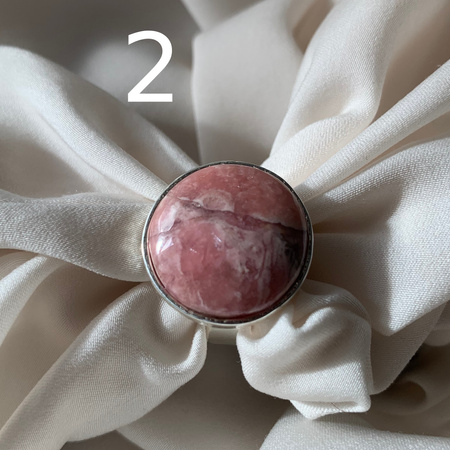 Pierścionek regulowany z okrągłym Rodochrozytem w srebrze młotkowanym