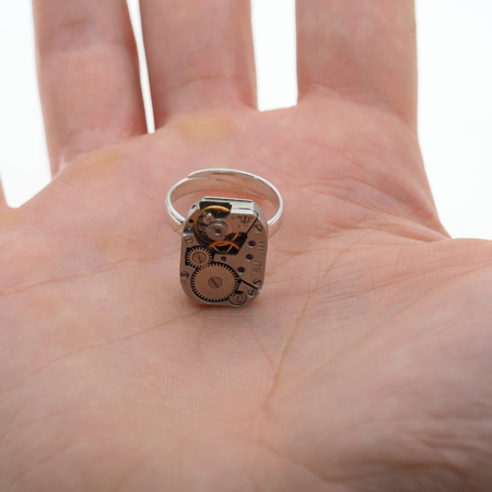 Pierścionek regulowany z mechanizmem zegarka w srebrze