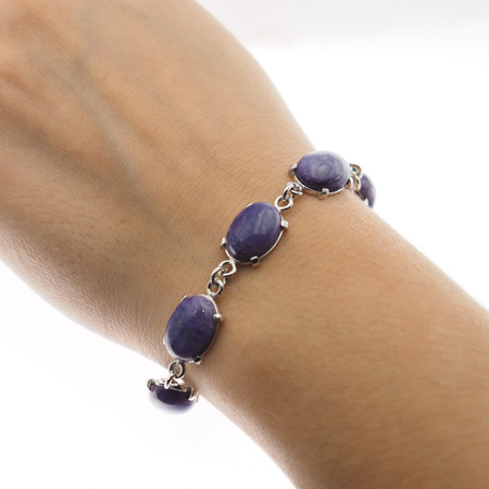 Bransoletka z owalnym czaroitem w srebrze rodowanym.