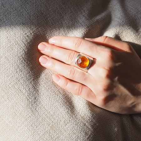 Pierścionek sygnet - Koniakowy Bursztyn fasetowany w srebrze (różne rozmiary)