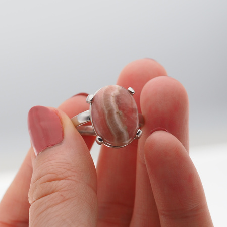 Pierścionek regulowany z owalnym Rodochrozytem w srebrze rodowanym.