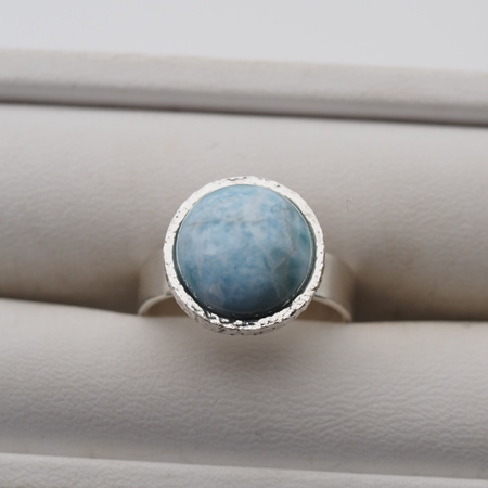 Pierścionek regulowany z okrągłym Larimarem w srebrze młotkowanym