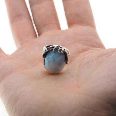 Pierścionek regulowany z owalnym Larimarem w srebrze oksydowanym z liściem