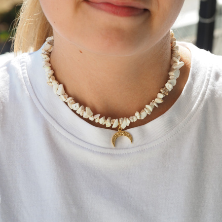 Naszyjnik chocker boho - Howlit sieczka, księżyc i srebro złocone