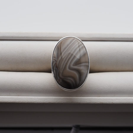 Pierścionek regulowany z owalnym Krzemieniem Pasiastym w srebrze