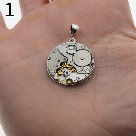 Zawieszka z okrągłym mechanizmem zegarka w srebrze.