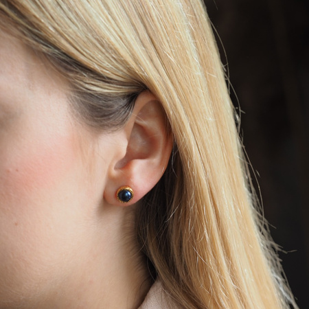 Kolczyki z czarnymi, okrągłymi Perłami w złoconym srebrze młotkowanym