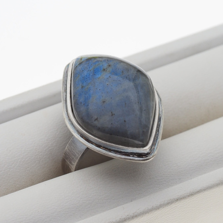 Pierścionek regulowany z Labradorytem w srebrze oksdowanym.