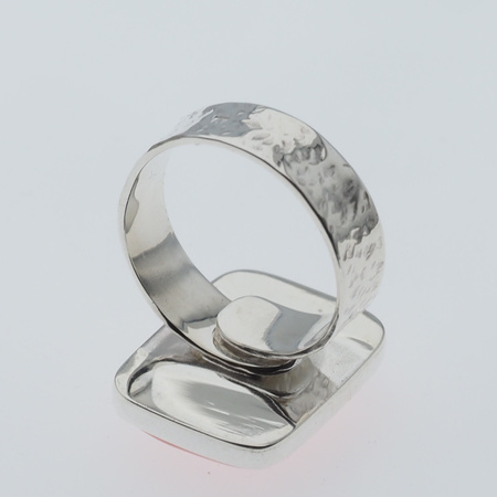 Pierścionek regulowany - Opal Różowy prostokąt w srebrze młotkowanym