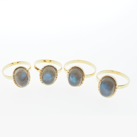 Pierścionek z Labradorytem owalnym w złoconym srebrze młotkowanym