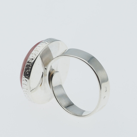 Pierścionek regulowany z okrągłym Rodochrozytem w srebrze młotkowanym