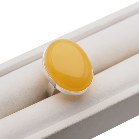 Pierścionek- Mleczny Bursztyn owalny w srebrze