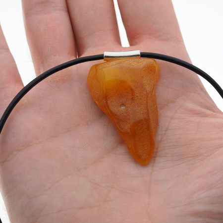 Naszyjnik  na rzemieniu - surowy Bursztyn mleczny