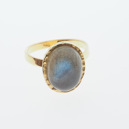 Pierścionek z Labradorytem owalnym w złoconym srebrze młotkowanym