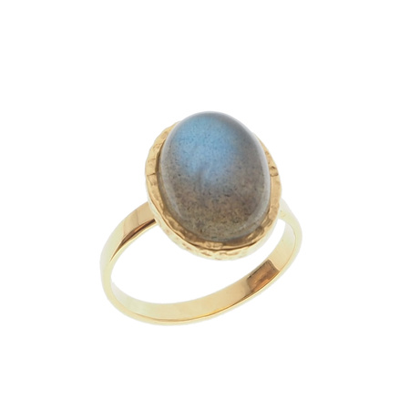 Pierścionek z Labradorytem owalnym w złoconym srebrze młotkowanym