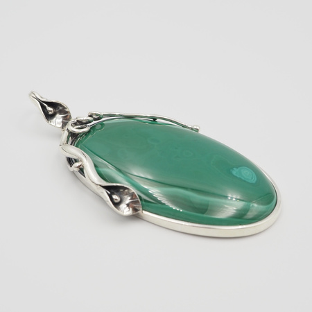 Zawieszka z owalnym malachitem w srebrze oksydowanym.