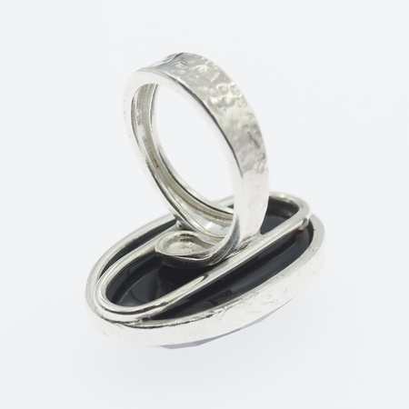 Pierścionek regulowany z owalnym Onyksem fasetowanym w srebrze młotkowanym